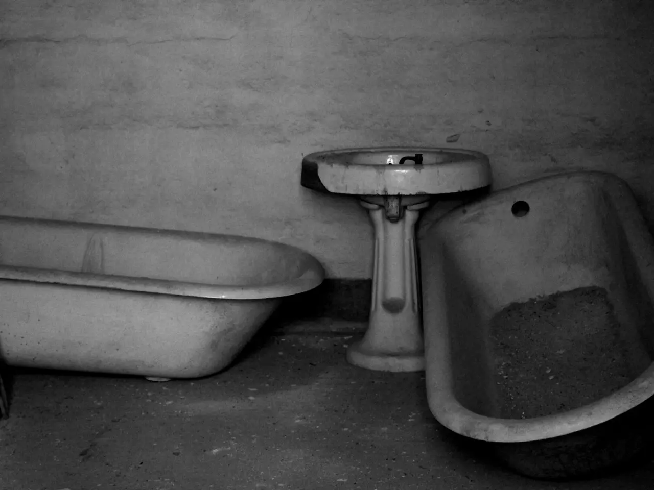 Example before: old bathroom with a disconnected tub and sink